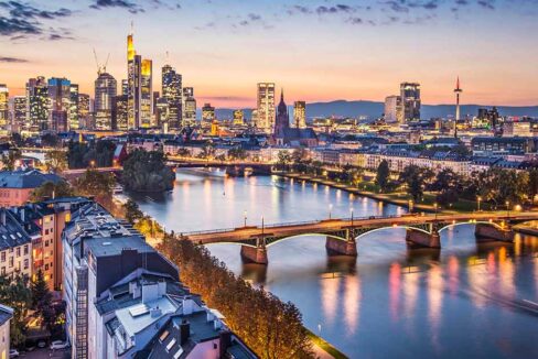 Blick auf Frankfurt und den Main in der blauen Stunde | Immobilienkauf